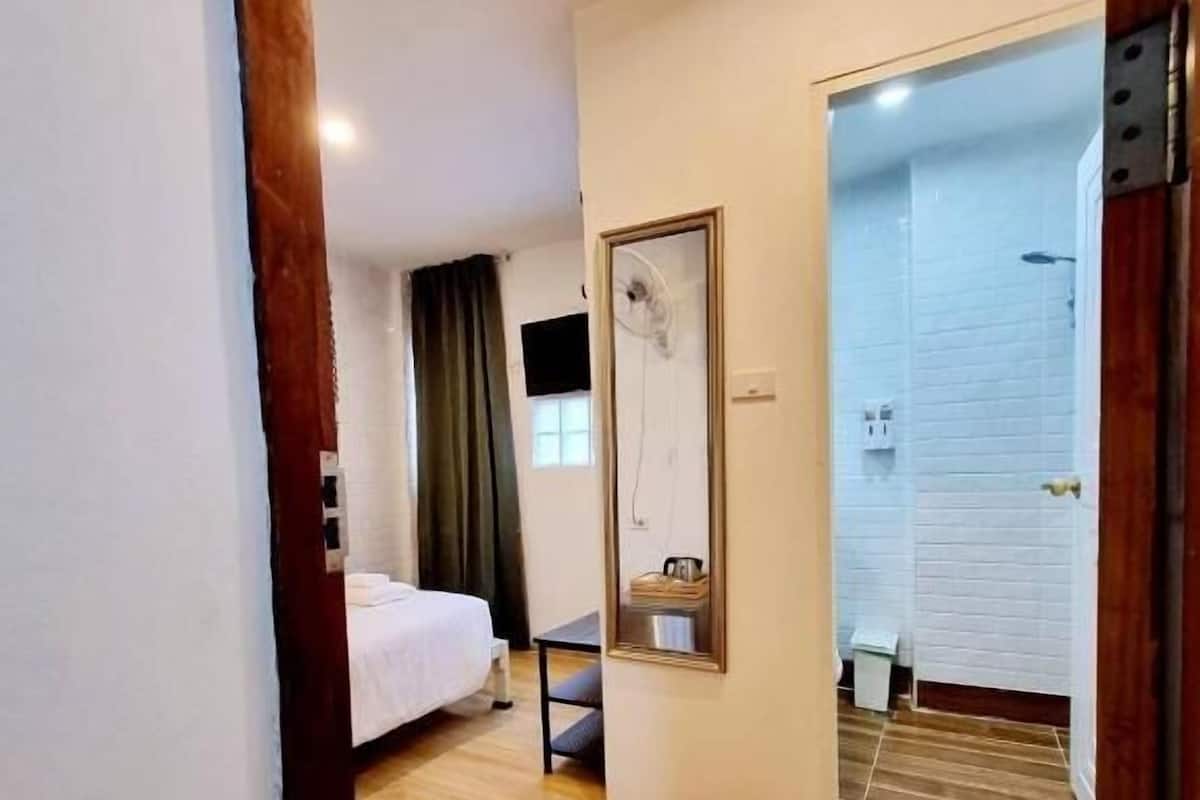 Budget Single Room with Window | Rollaway beds, free WiFi