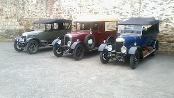 Tres coches antiguos aparcados en fila.