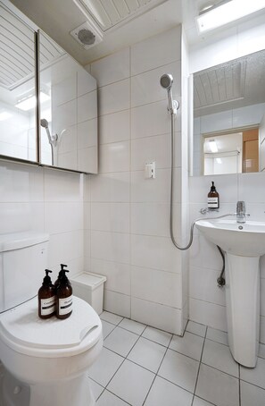 304 | Bathroom | Shower, free toiletries, towels