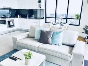 Merivale St 22805 - Bright Designer 2 bedroom Apartment with River View | Living room - Homely Apartment in South Brisbane (South Brisbane)