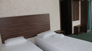 Habitación económica con 2 camas individuales | Caja fuerte, escritorio, ropa de cama
