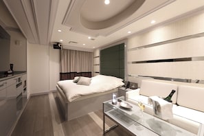Minibar, individually decorated, individually furnished, desk