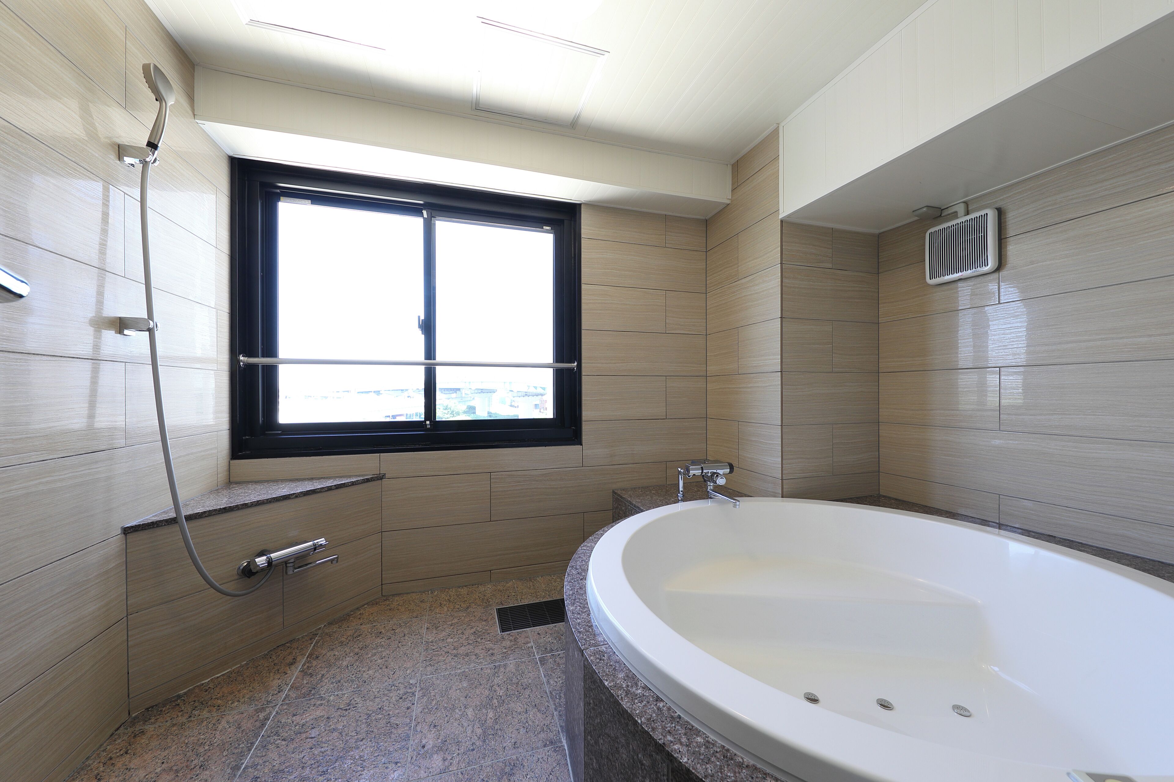Doppelzimmer, 1 King-Bett, Raucher, eigenes Bad | Badezimmer | Badewanne und Dusche (separat), Komfortbadewanne