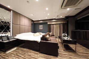 Double Room with Private Bathroom, Non Smoking | Minibar, individually decorated, individually furnished, desk