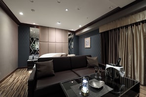Double Room with Private Bathroom | Minibar, individually decorated, individually furnished, desk