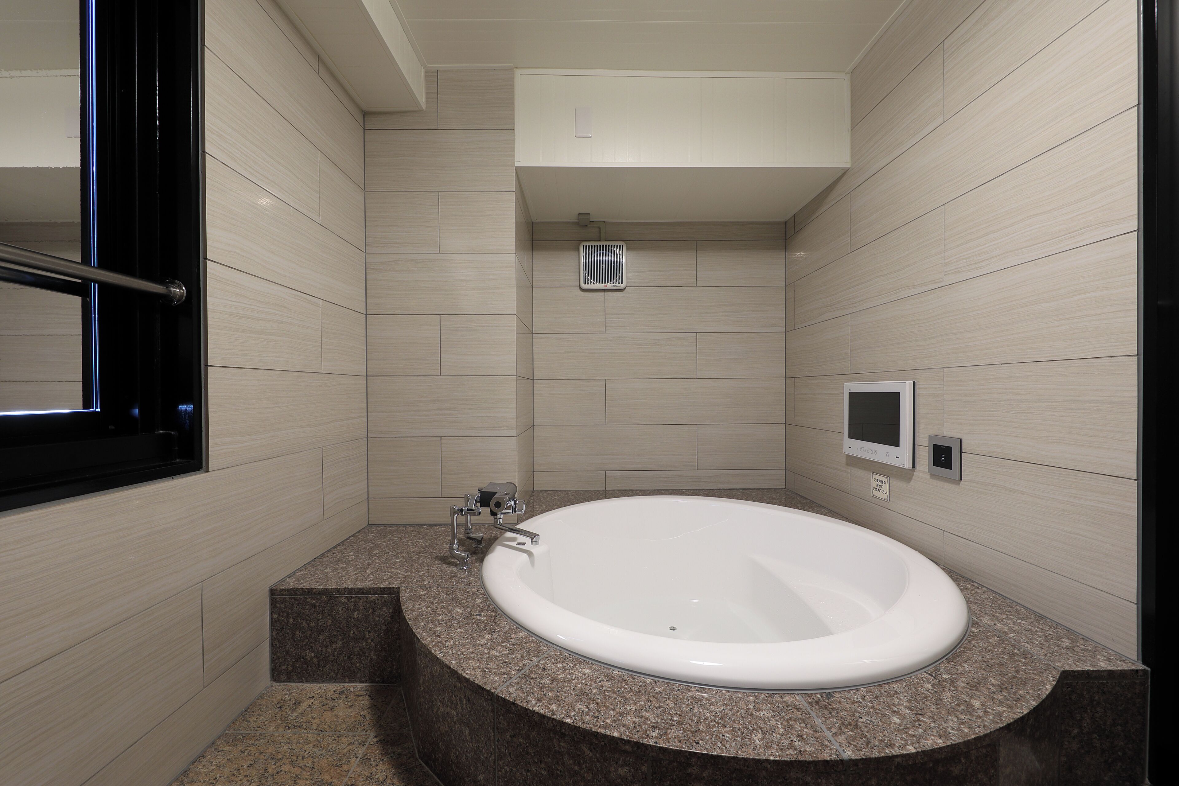 Camera doppia, 1 letto king, fumatori, bagno privato | Bagno | Vasca e doccia separate, vasca da bagno a immersione totale