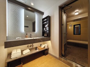 Queen Room with Spa Bath,Smoking | Bathroom amenities | Separate bathtub and shower, deep-soaking bathtub, free toiletries