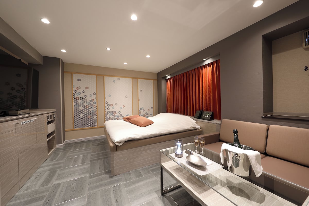 Kamer, roken (Queen Bed, with Spa Bath) | Een minibar, individueel gedecoreerd, individueel gemeubileerd
