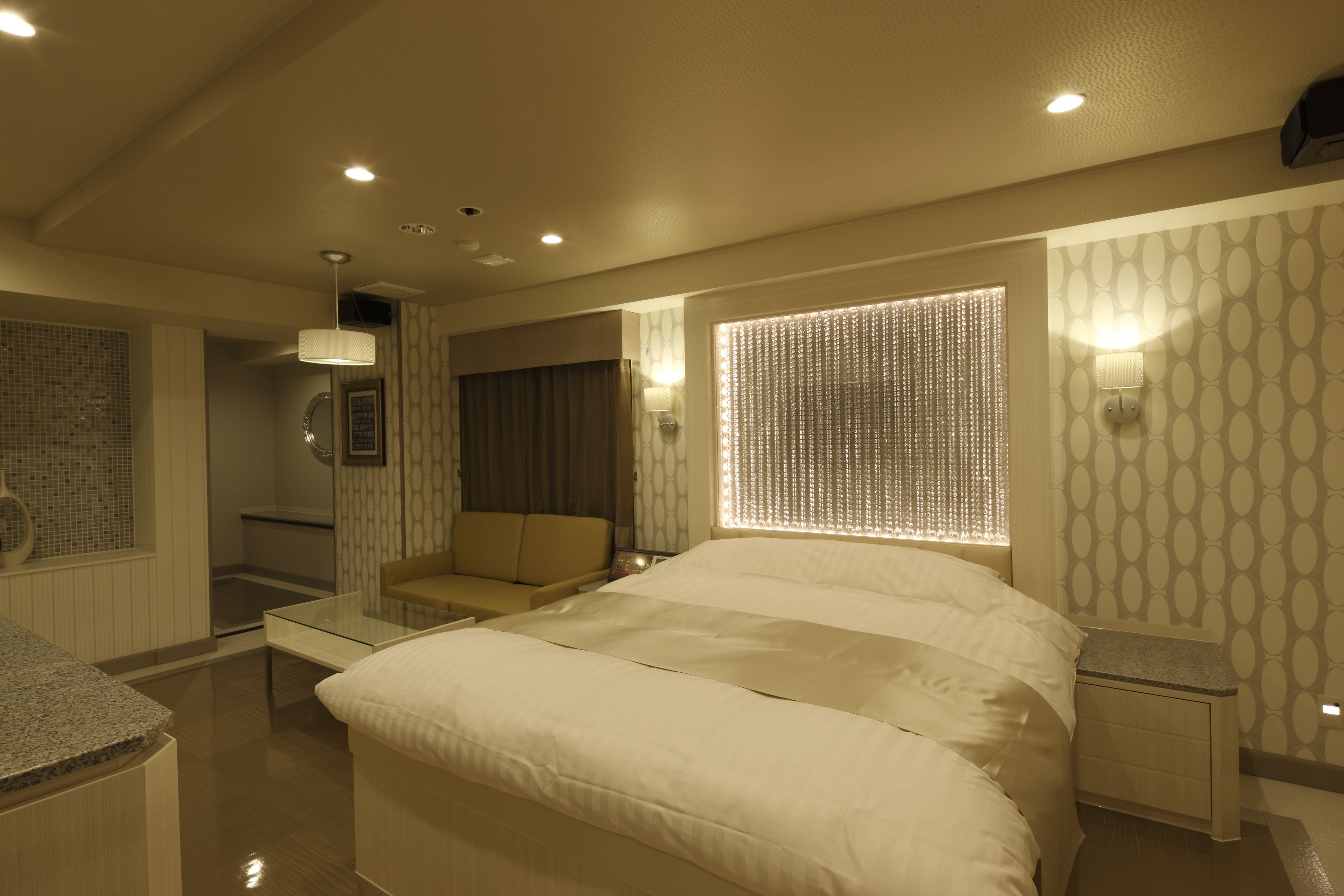 Minibar, decoración personalizada, muebles diferentes y escritorio 