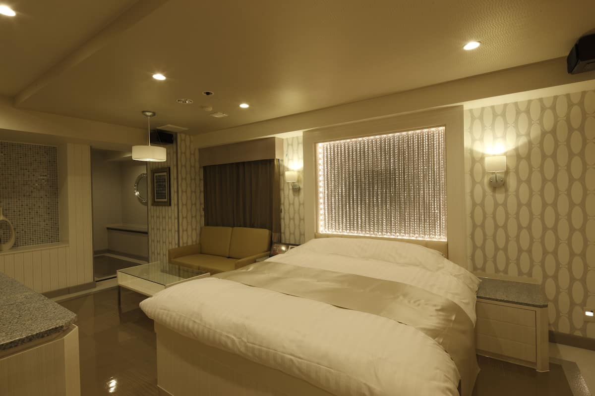 Minibar, decoración personalizada, muebles diferentes y escritorio
