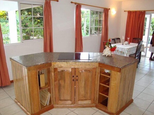 Full-size fridge, microwave, stovetop, coffee/tea maker - Row's Villa Self-Catering Guesthouse (Mahé Island)