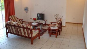 Flat-screen TV - Row's Villa Self-Catering Guesthouse (Mahé Island)