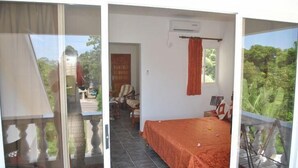 Desk, iron/ironing board, WiFi - Row's Villa Self-Catering Guesthouse (Mahé Island)