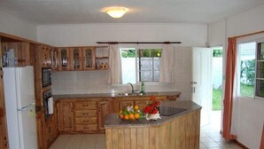 Coffee/tea maker, full-sized fridge, microwave, stovetop - Row's Villa Self-Catering Guesthouse (Mahé Island)