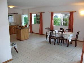 Flat-screen TV - Row's Villa Self-Catering Guesthouse (Mahé Island)