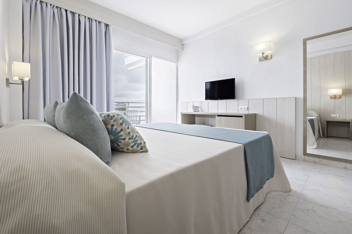 1 bedroom, desk, free wifi, bed sheets