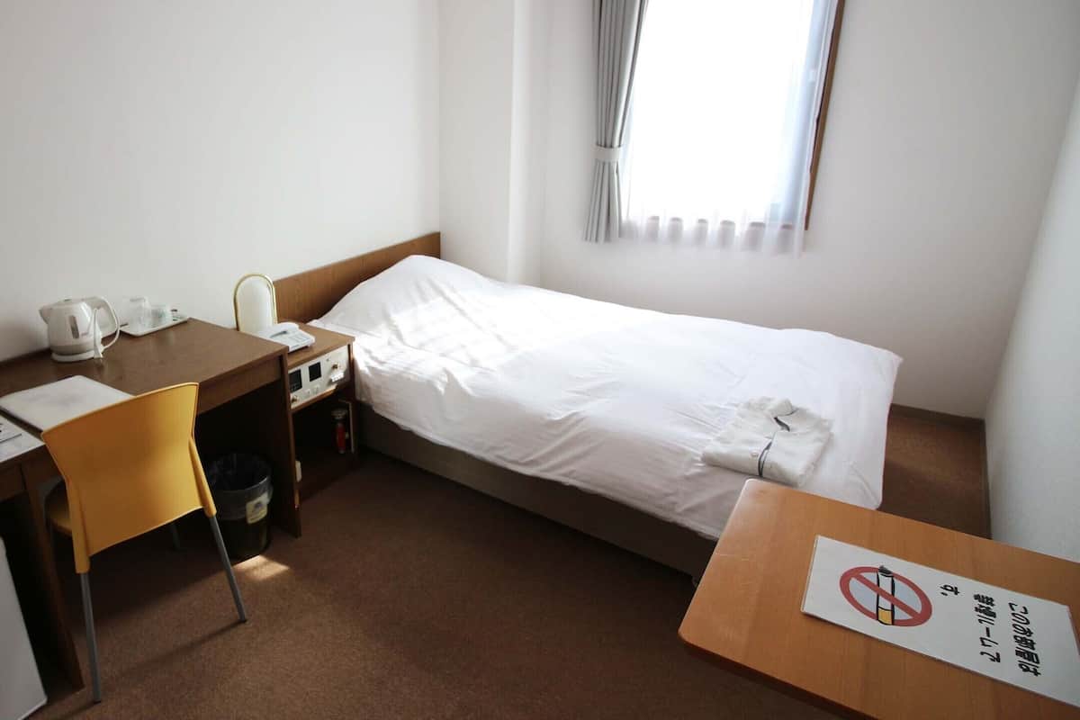 Een strijkplank/strijkijzer, gratis wifi, beddengoed