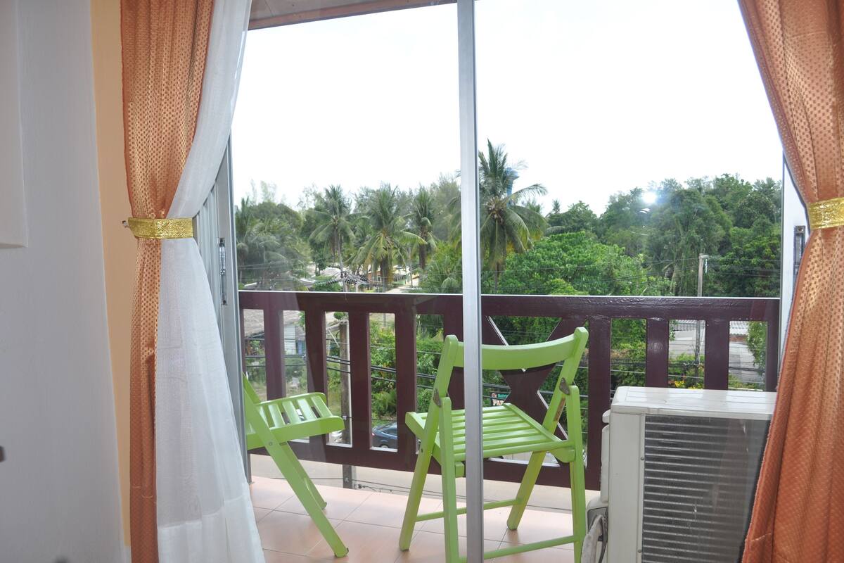 Blackout curtains, free WiFi