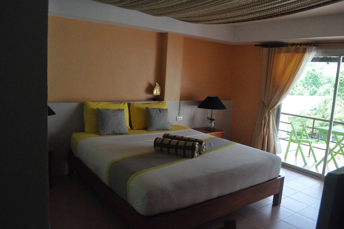 Blackout curtains, free WiFi