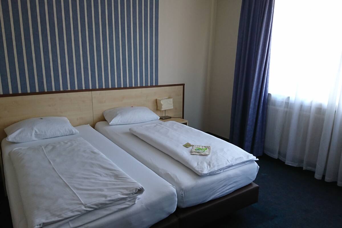 Basic-Doppel- oder -Zweibettzimmer | Schreibtisch, Babybetten, kostenloses WLAN