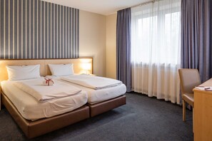 Desk, cribs/infant beds, free WiFi - Astoria City Resort (Essen)