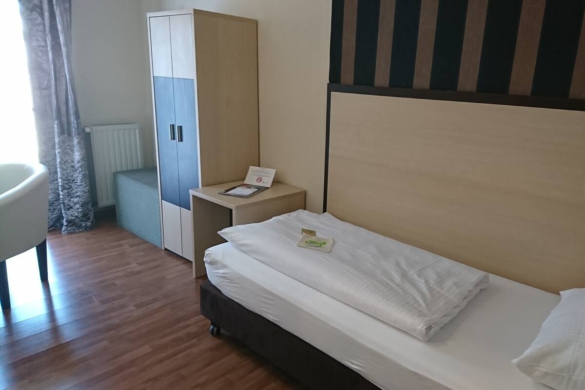 Einzelzimmer | Schreibtisch, Babybetten, kostenloses WLAN