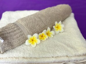 Buồng tắm vòi sen, đồ dùng nhà tắm miễn phí, khăn tắm 