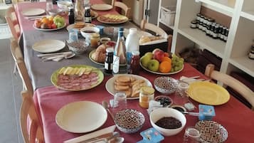 Café da manhã com pratos da culinária local grátis todos os dias