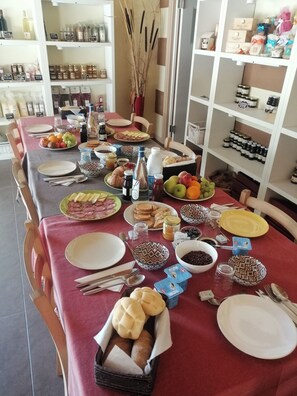 Frokost med lokale retter er inkludert hver dag