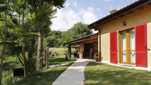 Een huis met een pad dat leidt naar een overdekte patio.