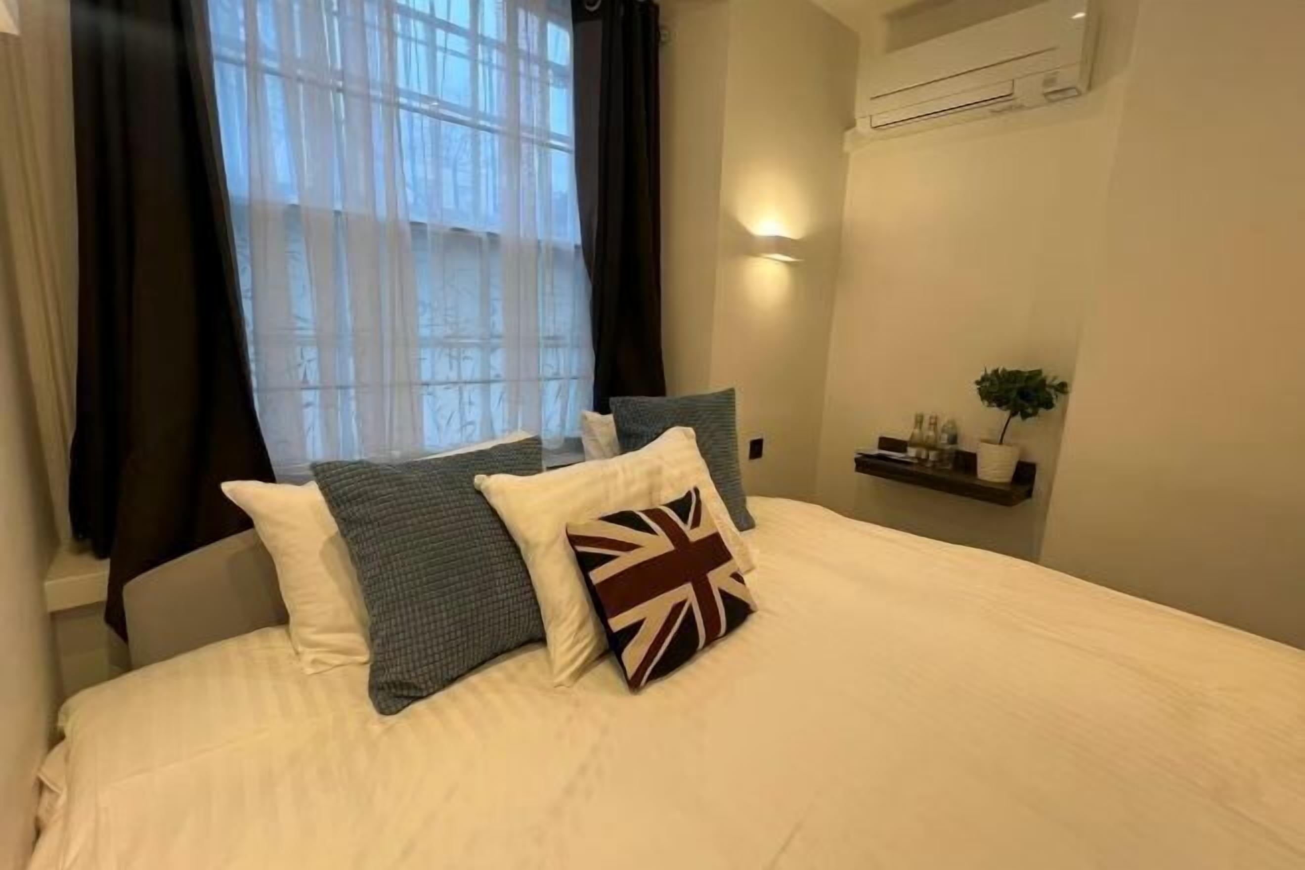 12 quartos, roupas de cama premium, escrivaninha, quartos à prova de som