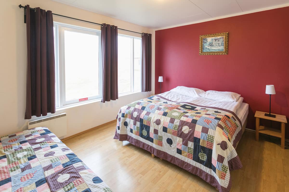 Standaard driepersoonskamer | Een bureau, gratis wifi, beddengoed