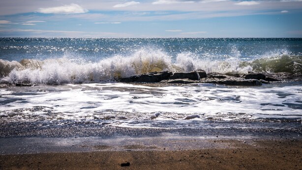 Une plage où les vagues déferlent sur le rivage.