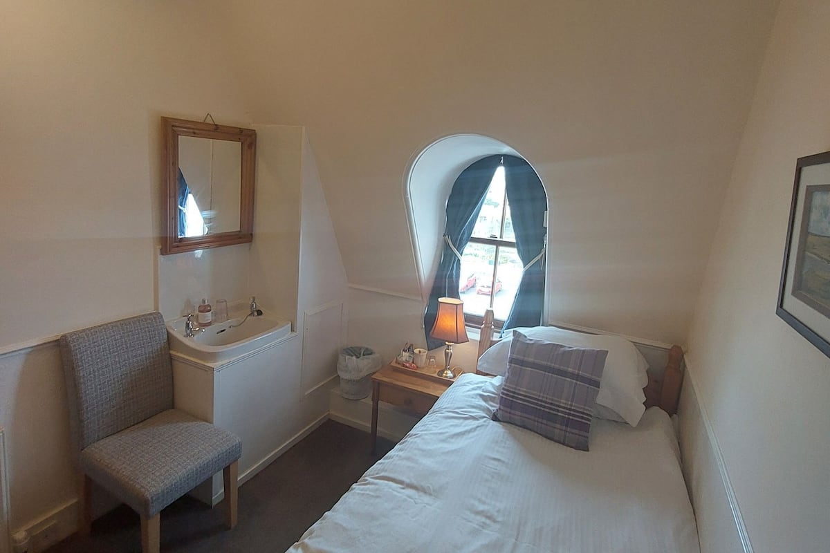 single room | 1 bedroom, premium bedding, laptop workspace, iron/ironing board