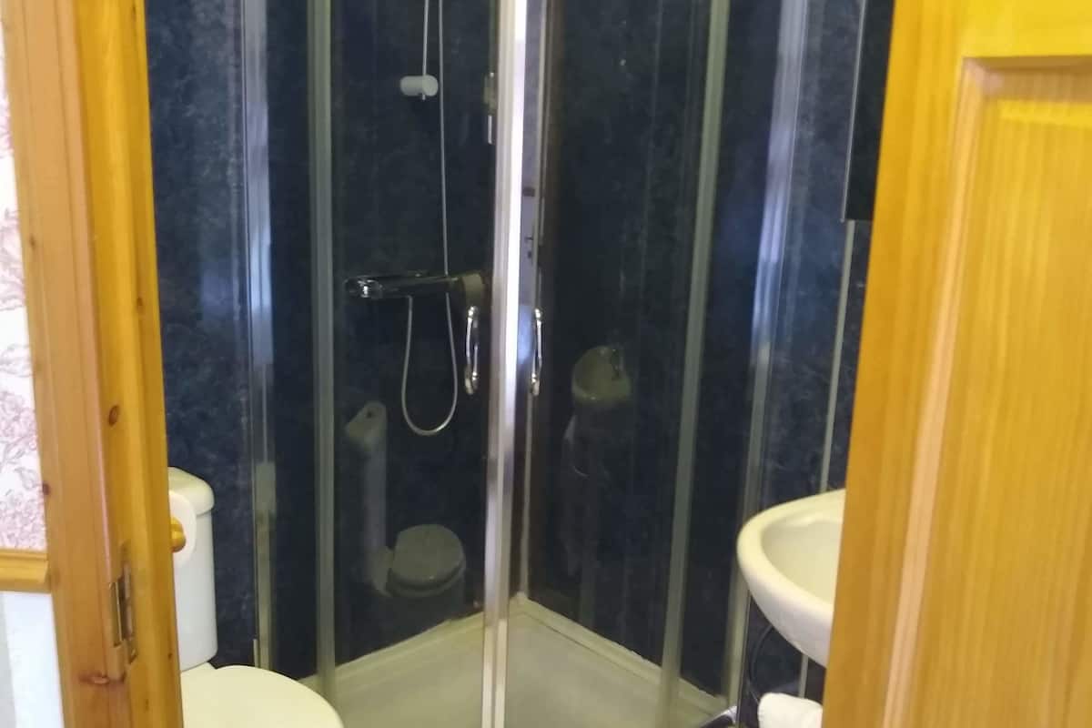 single room, ensuite | bathroom | shower, towels