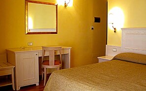 Phòng đôi hoặc 2 giường đơn phong cách cổ điển | Bàn, nôi/giường cho trẻ sơ sinh (phụ phí)