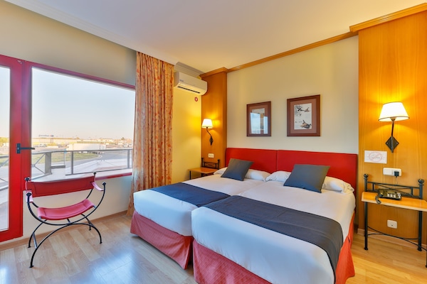 Triple Room | Desk, free WiFi, bed sheets