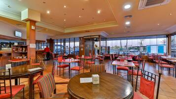 Petit déjeuner, déjeuner et dßner servis sur place