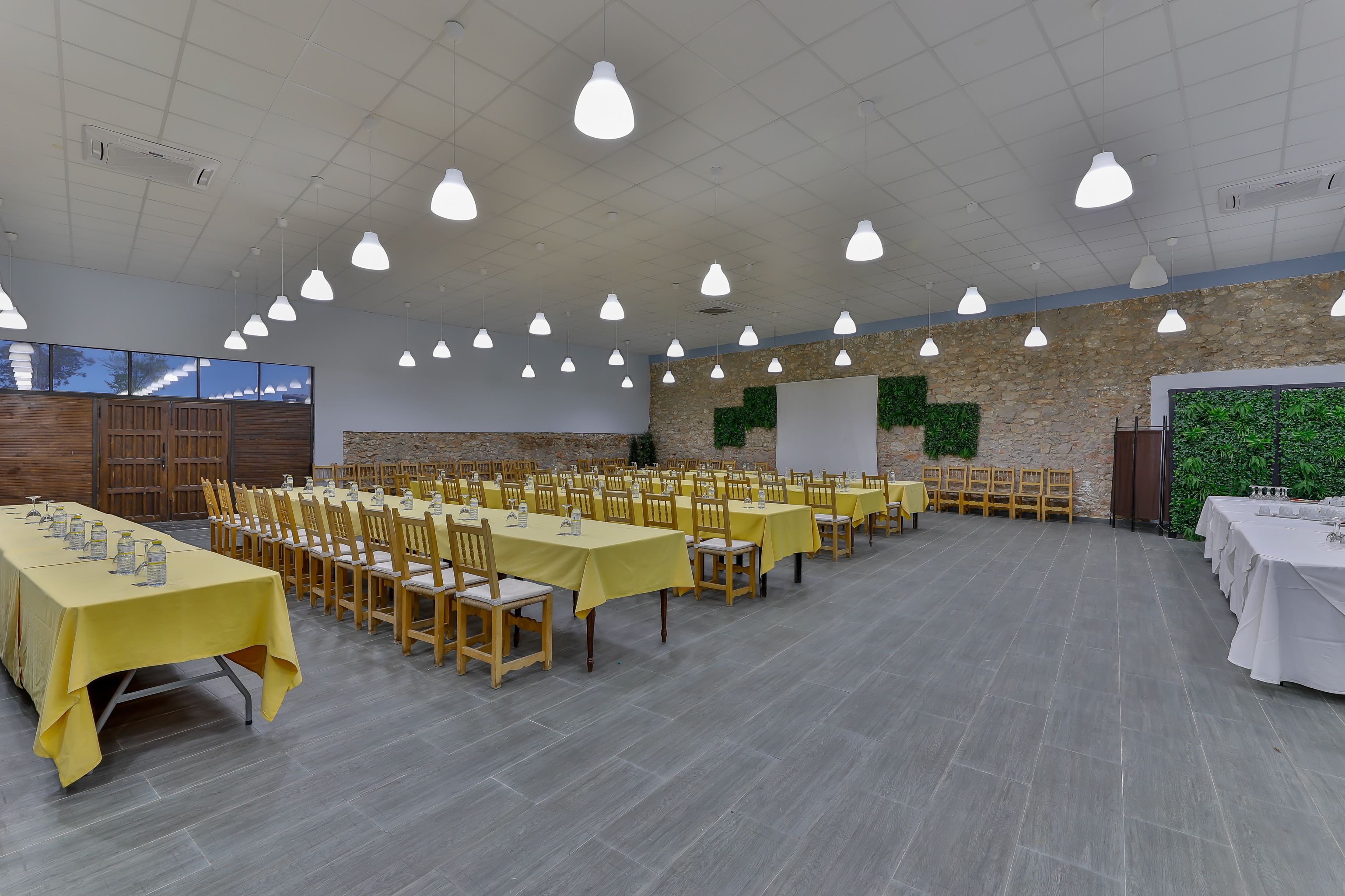 Petit déjeuner, déjeuner et dîner servis sur place