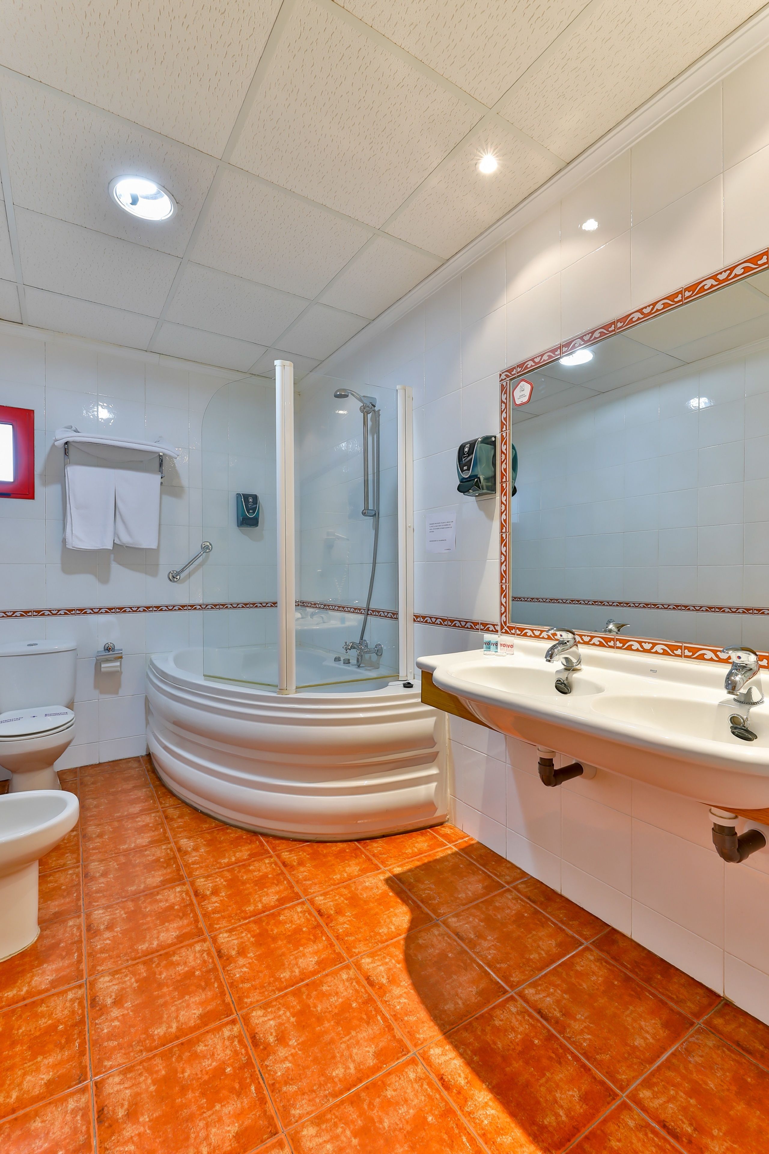 Ein Badezimmer mit Badewanne, Toilette und Waschbecken.