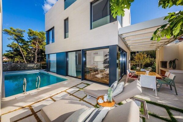 حمّام سباحة خارجي، حمّام سباحة طبيعي