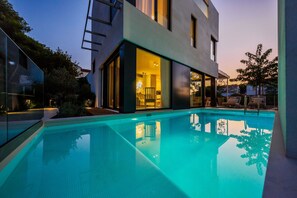 Outdoor pool, a natural pool - Omega Villas Complex (Sutivan)