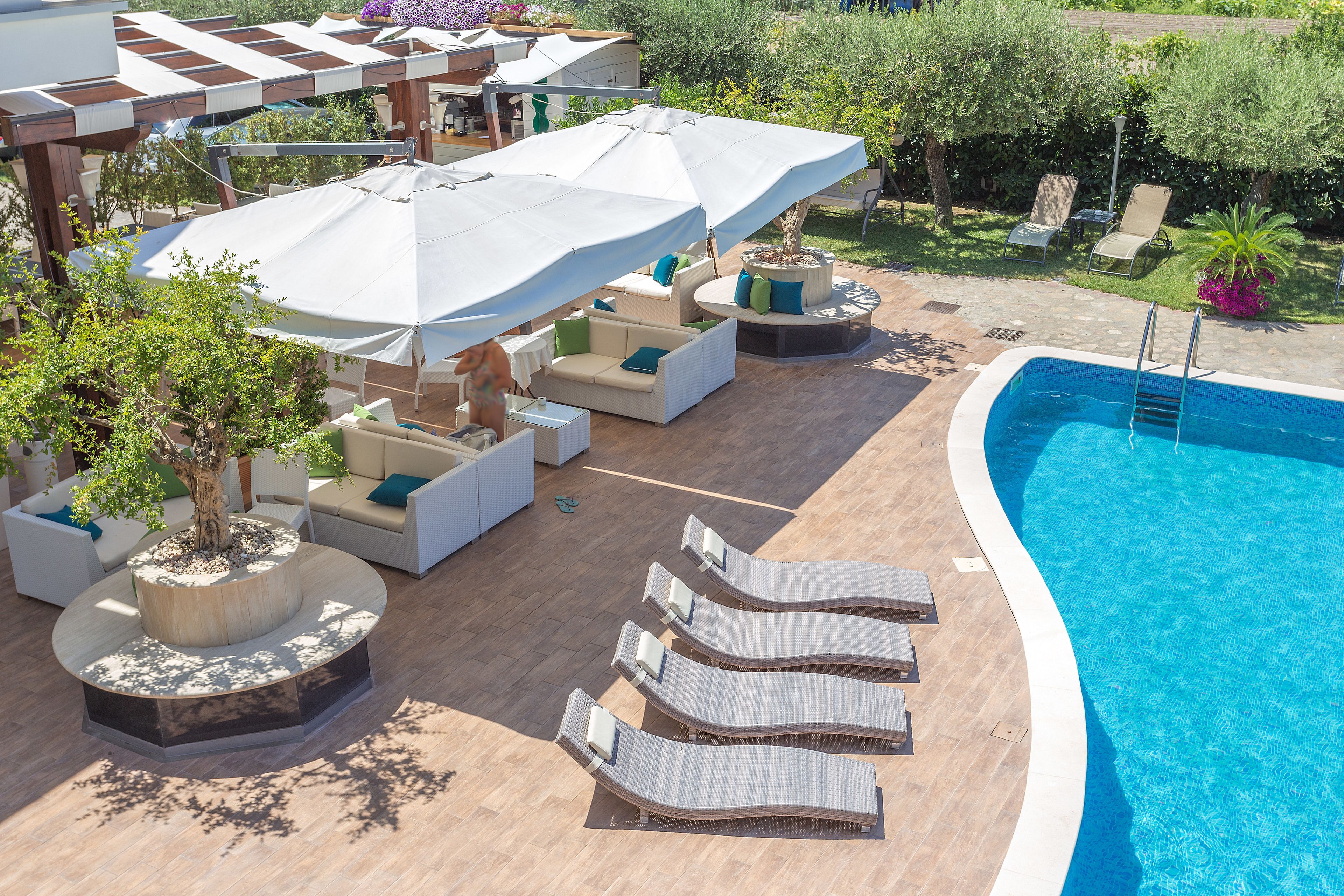 Minibar, caja de seguridad en la habitación y escritorio 