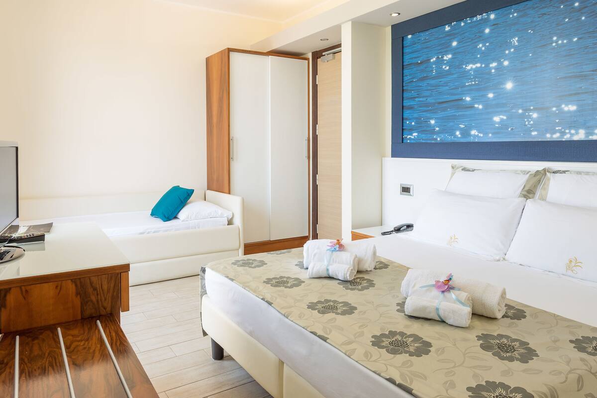 Phòng đôi hoặc 2 giường đơn, ban công, quang cảnh hồ bơi | Minibar, két bảo mật tại phòng, bàn, màn/rèm cản sáng 