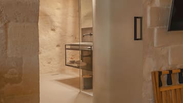 Estudi en suite Deluxe | Bany | Dutxa, articles de tocador gratuïts, sabatilles i bidet