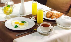 Se ofrece un desayuno bufé (5 USD por persona)