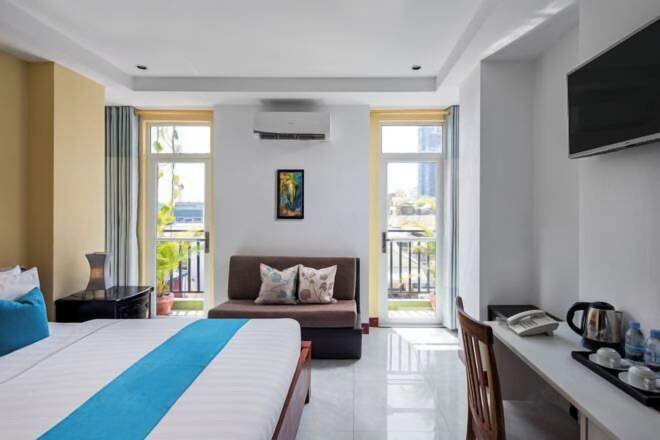 Frigobar, cofres nos quartos, escrivaninha, cortinas blackout