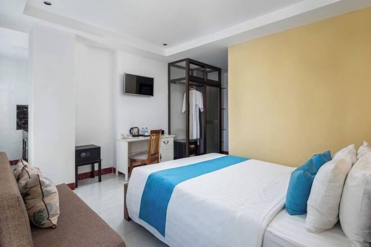 Frigobar, cofres nos quartos, escrivaninha, cortinas blackout