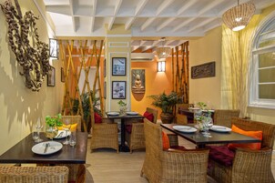 Serveert ontbijt, lunch en diner