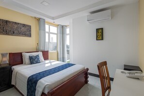 Minibar, in-room safe, desk, blackout drapes - Botum Palace Hotel (Phnom Penh)